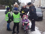 В ДЮЦ г. Гусева полицейские и обучающиеся центра поздравили женщин-автомобилисток и пешеходов с Днем матери.
